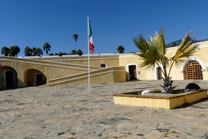 Time Travel Acapulco: Historical Market, Murals & La Quebrada Divers photo 3