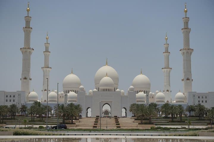 Abu Dhabi Day Trip: Sheikh Zayed Grand Mosque, Corniche & Yas Island from Dubai