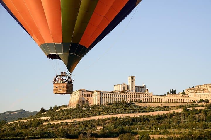 Sunrise Hot Air Balloon Over Assisi: Flight, Brunch & Wine Tasting in Umbria