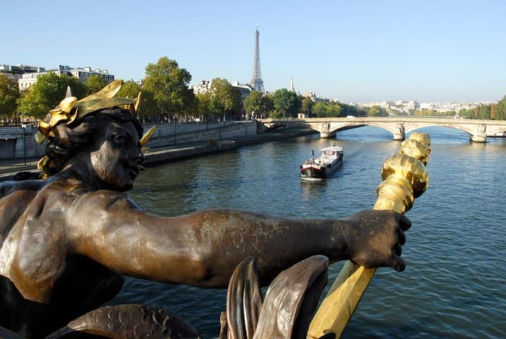 Paris Highlights Immersive Coach Tour — 90-Min Family City Express photo 1