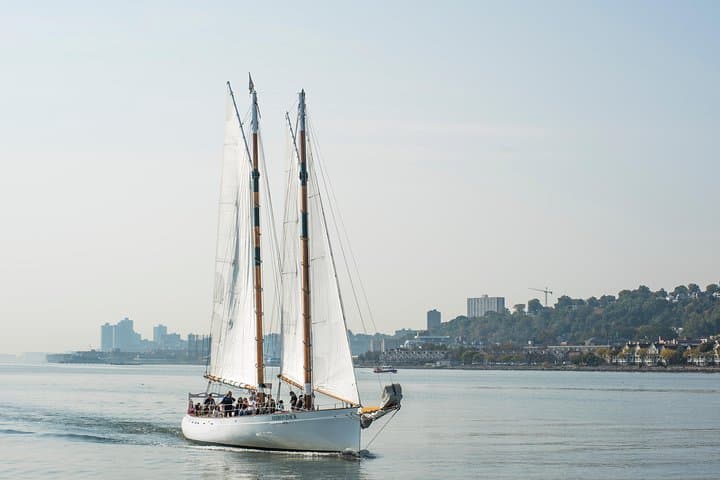 NYC Fall Foliage Sail: Hudson River Views & Palisades Cliffs