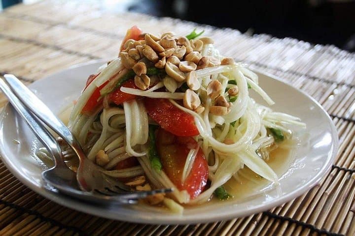 Shanghai Night: VIP Huangpu River Cruise and Thai Dinner on the Bund photo 3