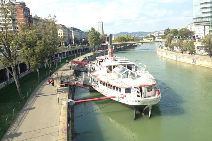 eBike Vienna: 60-Minute Guided Ride + All-Day Explorer Pass photo 4