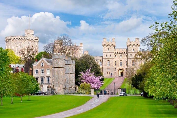 Windsor Castle & Stonehenge: Extended Day Trip from London with Snack Pack