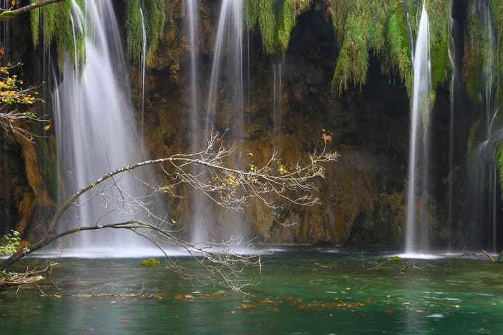 Plitvice Lakes Best of Tour: Walk the Falling Lakes and Kozjak Boat Ride