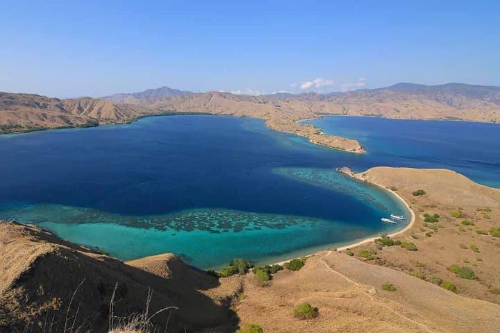 4-Day Private Komodo Boat Tour: Dragons, Mantas & Pink Beach photo 4