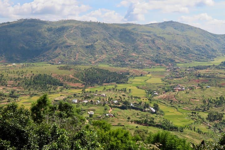 Madagascar 3-Day Private Tour: Lemurs, Waterfalls & Highland Crater Lakes photo 2