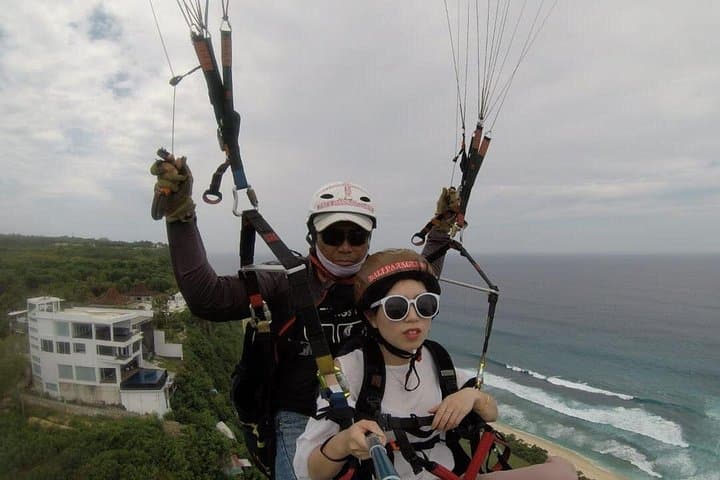 Tandem Paragliding in Bali: Cliffside Flights from Uluwatu & Sawangan photo 3