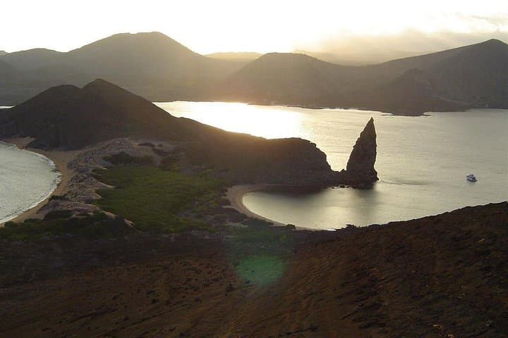 Galapagos Islands Explorer: 4–5 Day Santa Cruz Base with Yacht Excursions photo 1
