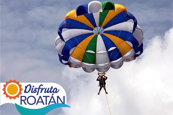Soar Over West Bay: Parasailing Adventure with Round-Trip Transfers in Roatán photo 3
