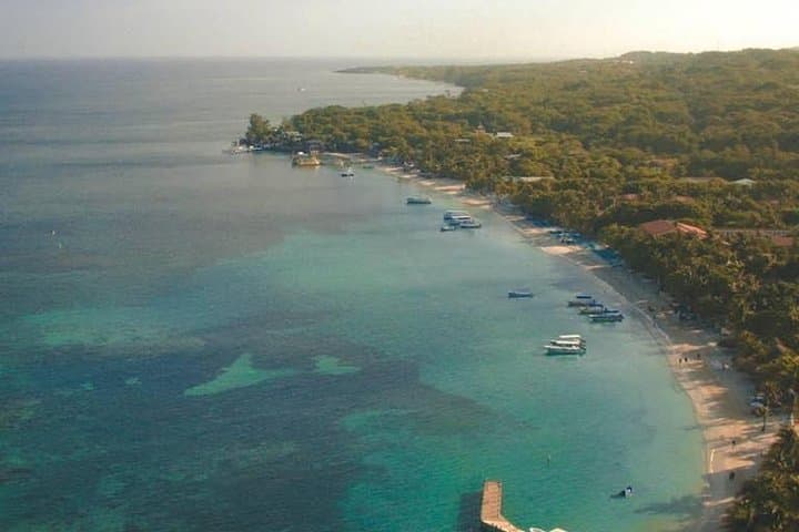 Soar Over West Bay: Parasailing Adventure with Round-Trip Transfers in Roatán photo 6