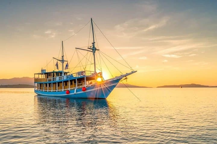 3-Day Private Komodo Boat Trip from Labuan Bajo: Padar, Pink Beach & Manta Rays photo 1