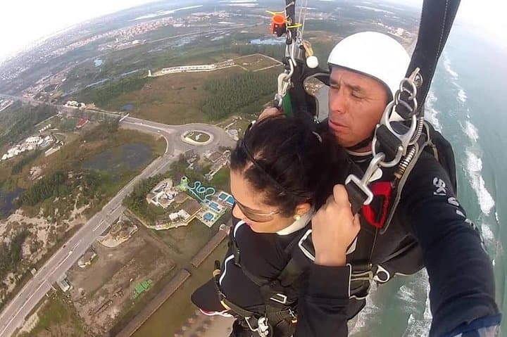 Tandem Skydiving at 10,000 Feet — Extreme Skydiver Ecuador