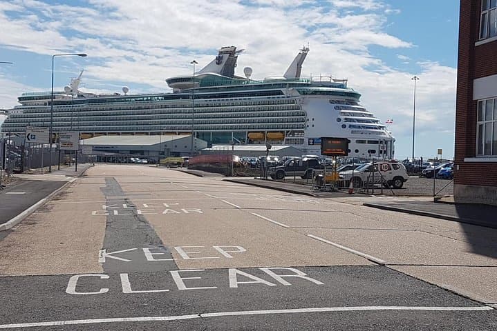 Luxury Private Transfer from London to Southampton Cruise Terminal photo 4