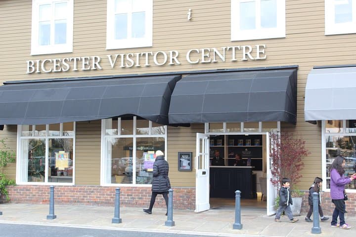 Private Round-Trip Transfer: London to Bicester Village for Shopping & Tax Refund
