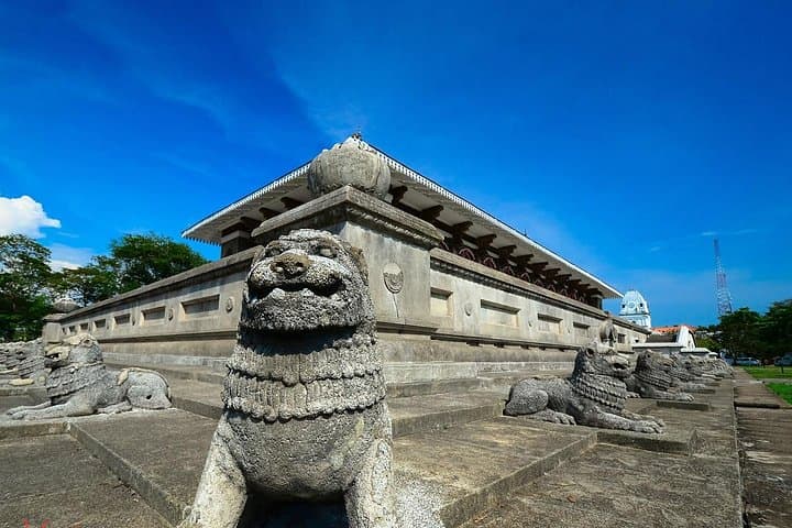 Half-Day Colombo City Private Tour: Temples, Galle Face Green & Local Markets photo 3