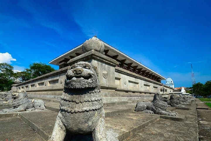 Colombo City Full-Day Private Tour — Temples, Coastline & Markets photo 6