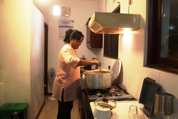 Sri Lankan Crab Curry Feast in a Colombo Home: Cook and Dine with a Local photo 5