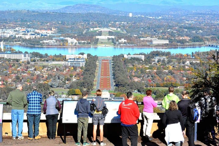 Canberra in a Day: Mount Ainslie, Parliament House & War Memorial Tour