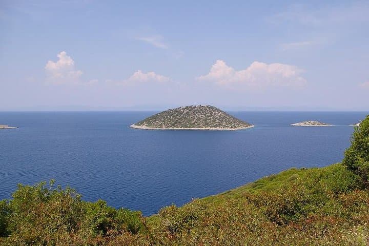 Samiopoula Picnic Boat Trip: Relaxed Samos Beach & BBQ Experience photo 4
