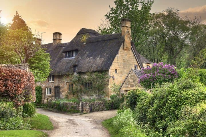 Cotswolds Day Trip from London — Village Lunch & Historic High Streets