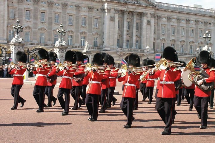 London Full-Day Sightseeing: Changing of the Guard, Tower of London & Thames Cruise