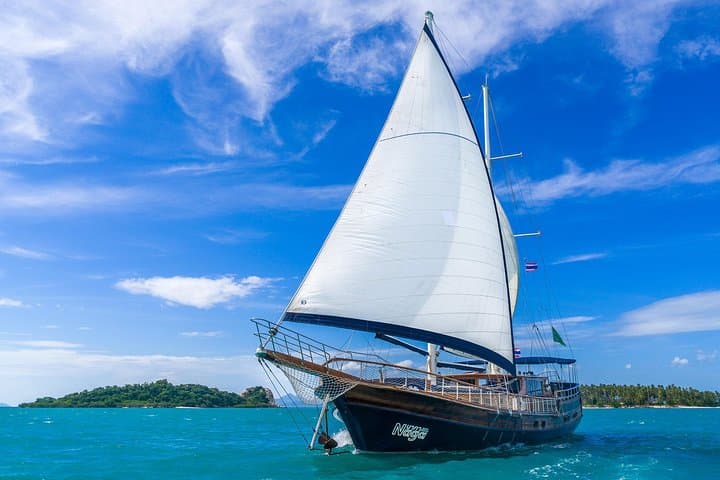 Angthong Discovery Cruise from Koh Samui — Full-Day Guide to Emerald Lake & Limestone Islands