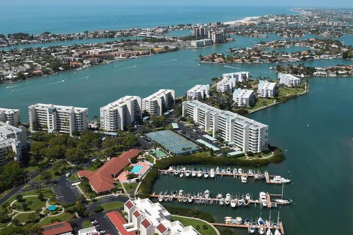 Helicopter Tour Over Tampa Bay: Sunshine Skyway, Clearwater Beaches & Pinellas Coast photo 3