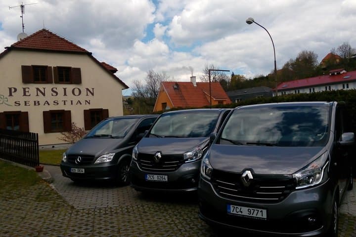 Private Cesky Krumlov to Vienna Transfer — Door-to-Door Minivan Service
