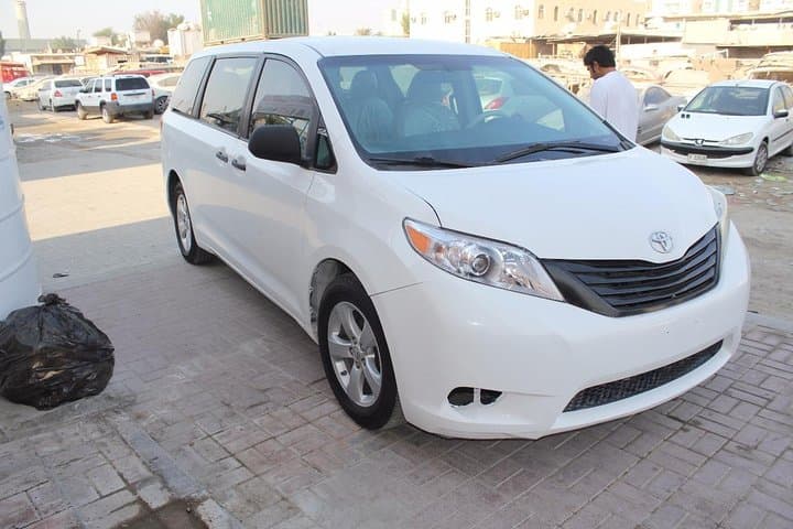 Dubai Private 8‑Hour Car Hire — Chauffeur-Driven SUV for City & Desert