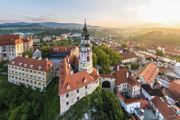 Prague to Linz via Cesky Krumlov: Private Scenic Transfer & 1.5‑Hour Guided Tour