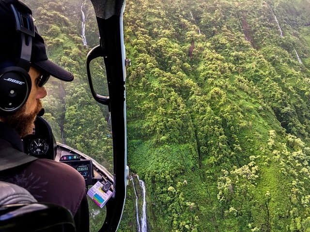 Doors-Off West Maui & Molokai Helicopter Tour — 45-Minute Doors-Off Flight Over Maui photo 2
