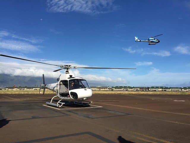 Doors-Off West Maui & Molokai Helicopter Tour — 45-Minute Doors-Off Flight Over Maui photo 4