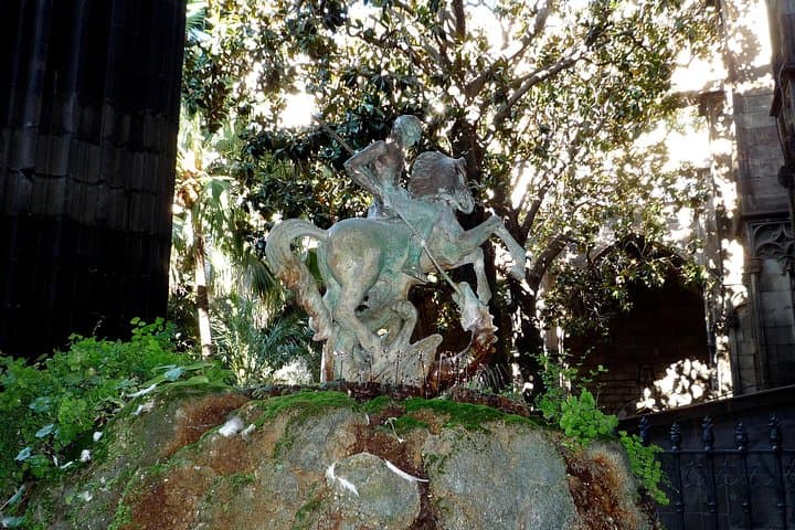 Dragon Detective Family Walking Tour in Barcelona's Gothic Quarter photo 3