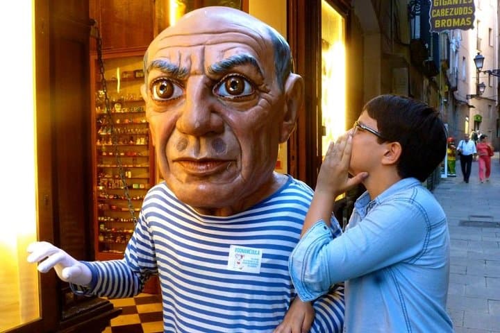 Dragon Detective Family Walking Tour in Barcelona's Gothic Quarter photo 2