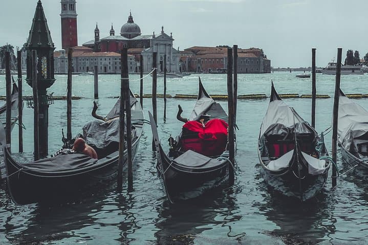 Venice Inferno Private Tour: Walk the Novel’s Darker Corners by Boat