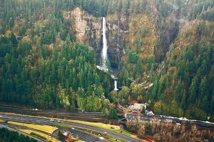 Multnomah Falls Air Tour: Columbia River Gorge Scenic Flight from Portland photo 2