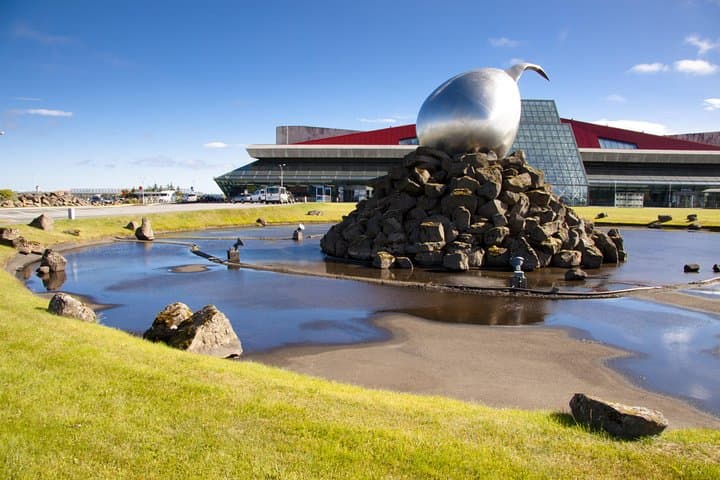 Private Airport Transfer KEF to Reykjavik: Door-to-Door Airport Shuttle