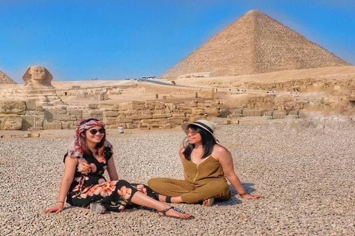 VIP Giza Pyramids & Sphinx: Camel Ride and Nile Lunch from Cairo