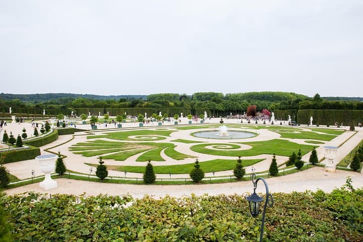 Versailles Palace and Gardens Walking Tour: Skip-the-Line Half-Day from Paris