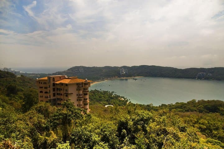 Acapulco City Tour: La Quebrada Cliff Divers, Golden Zone & Scenic Viewpoints