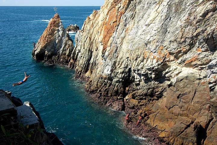 Quebrada Cliff Divers Show in Acapulco — Terrace Viewing with Transport photo 2