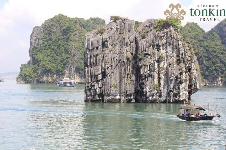 Halong Bay Half-Day Cruise: Kayak Caverns, Fishing Villages & Seafood Lunch photo 2