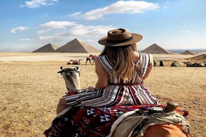 Giza Sunset Camel Ride and Bedouin Dinner: Private Evening Tour