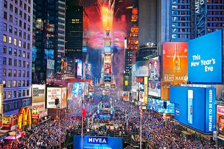 Times Square to Rockefeller: NYC Holiday Lights Night Tour photo 4
