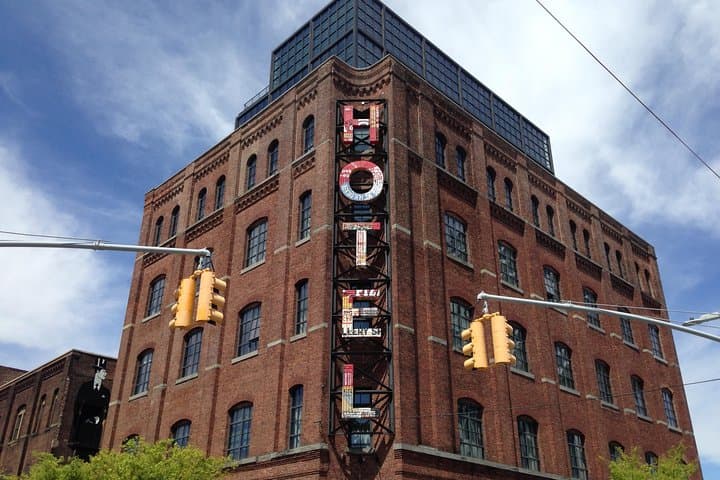 Best of Williamsburg Walking Tour: History, Street Art & Manhattan Skyline