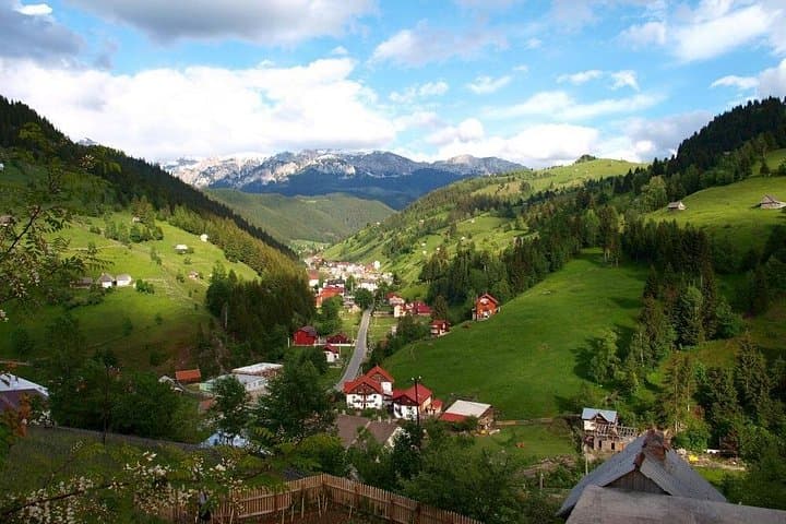 Moeciu de Sus Family Hike to Bisericuța: Guided Cultural Walk in Transylvania