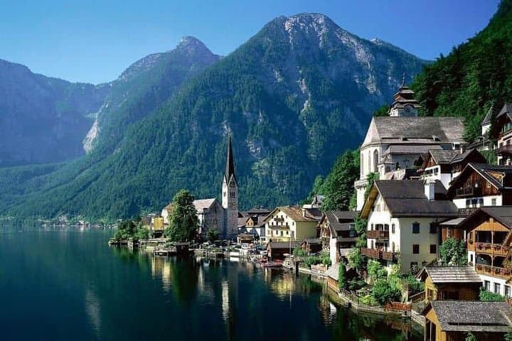 Private Day Trip from Prague to Hallstatt — Lakeside Picnic & Skywalk Views