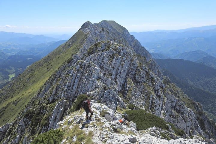 Summit La Om: Hike Piatra Craiului's Highest Peak (2238 m) from Brasov