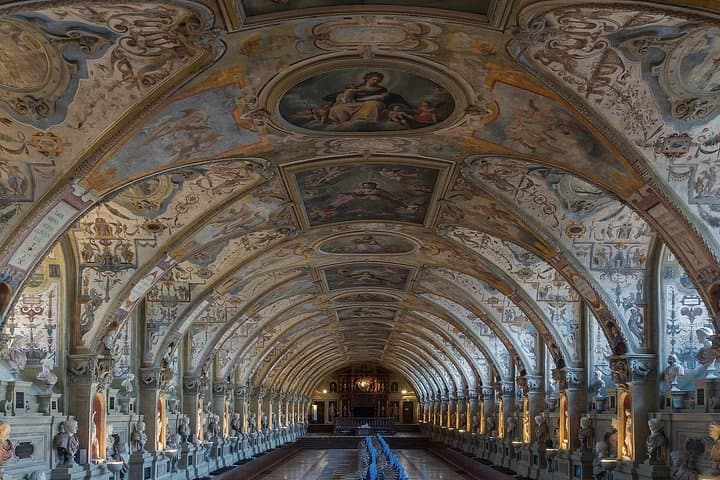Munich Private Guided Walking Tour: Marienplatz, Frauenkirche & Englischer Garten photo 1